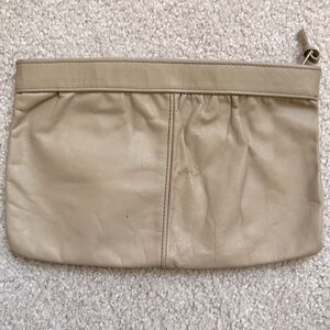 🌻 Taupe leather zipper clutch. EUC